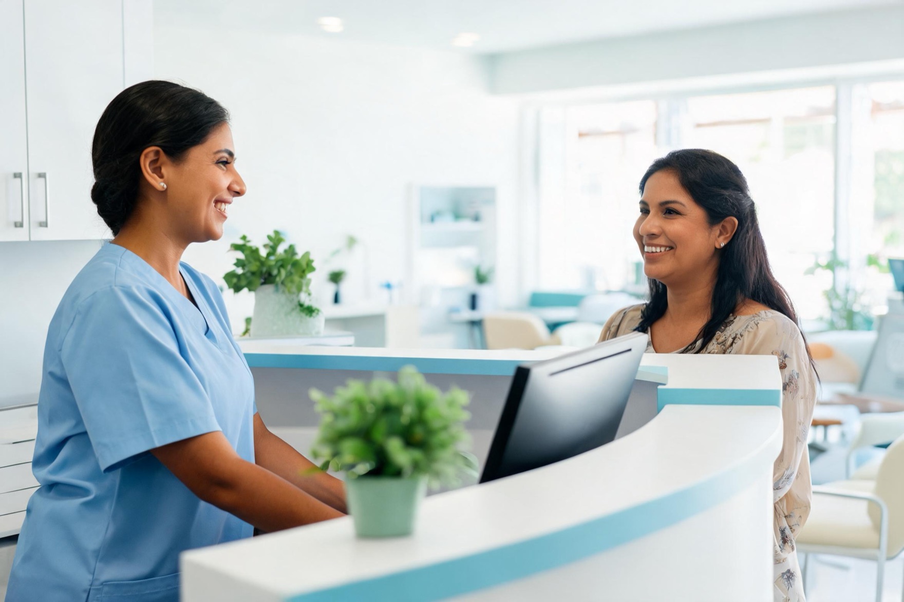 Recepcionista de clínica dental recibiendo a una paciente